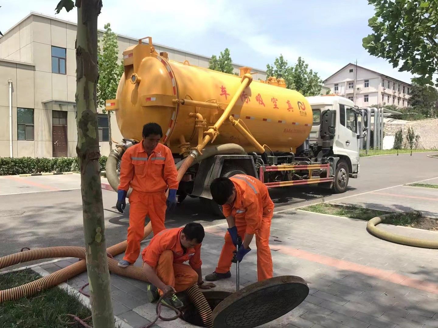 崇阳管道疏通车停在窨井附近