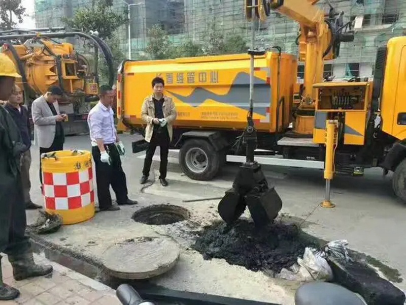 崇阳街道：网格员化身“清道夫”，为民解忧疏通“堵心”化粪池