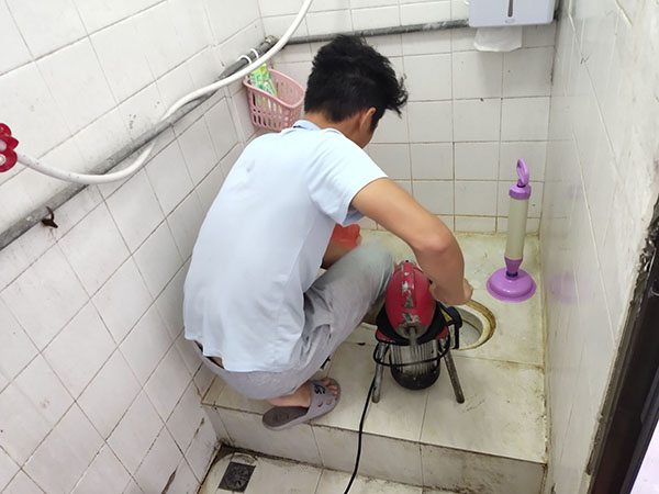 崇阳肥皂掉到马桶里把马桶堵住了怎么办？马桶堵住了怎么办