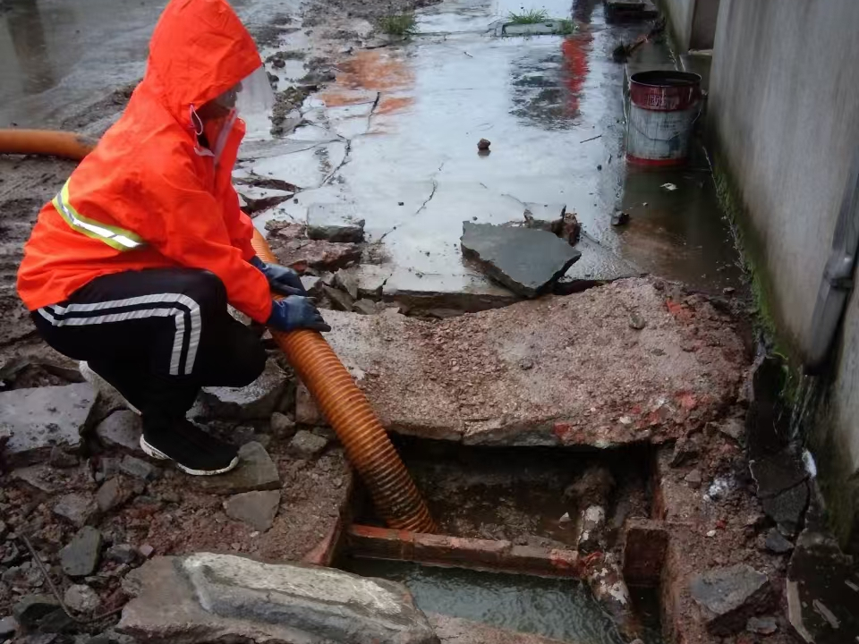 崇阳专业清理污水池 炜誉市政以规范流程守护城市 “肠道”